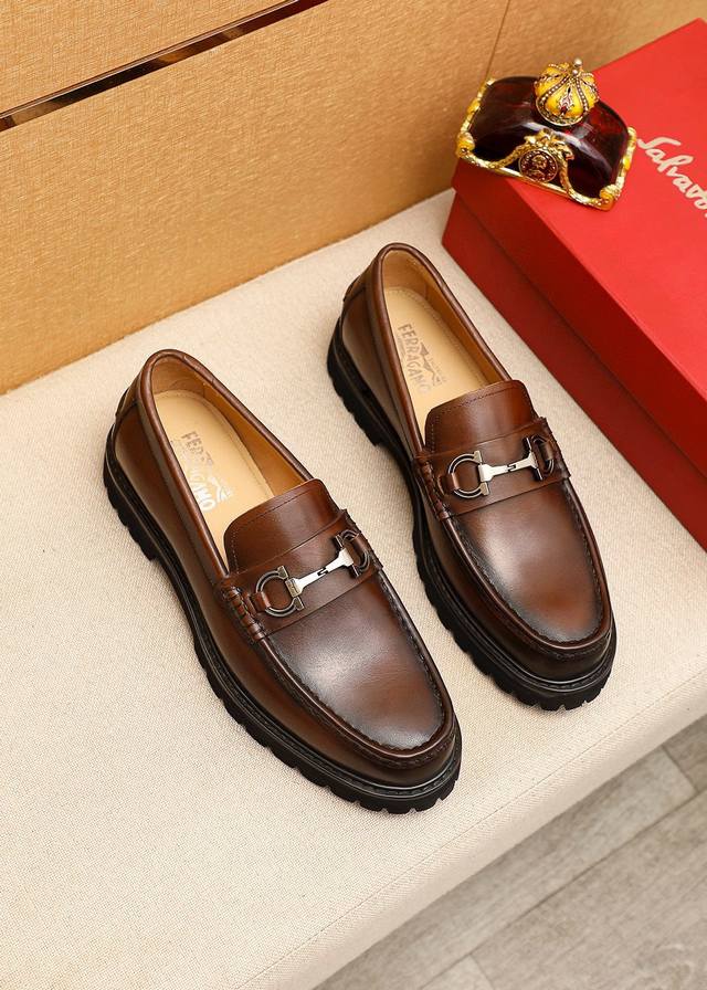 商品商标：Ferragamo 菲拉格慕 休闲皮鞋正码码数: 39-44 38.45订制 商品材料：精选 进口头层小牛皮鞋面+奢华五金扣，进口水染牛皮内里。强烈立