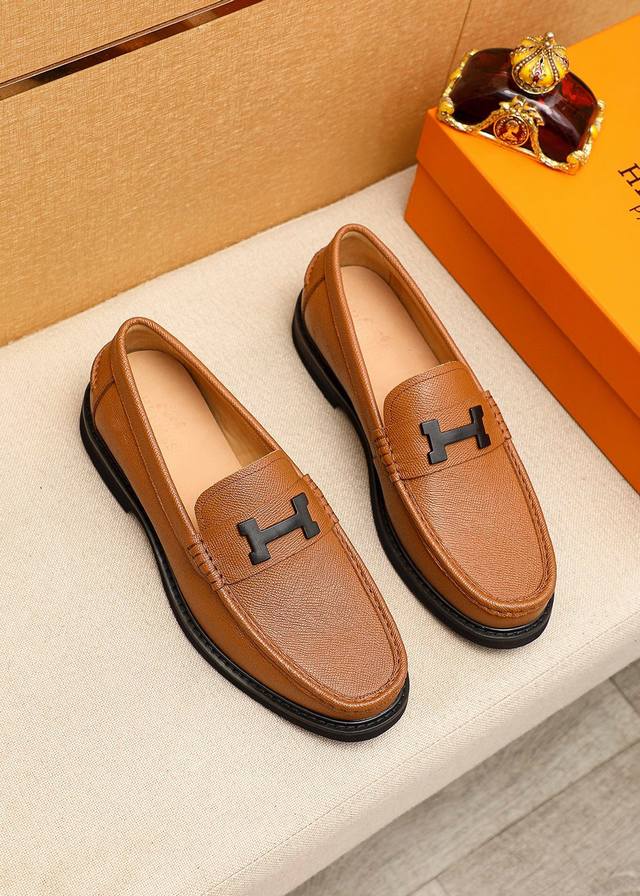 商品商标：HERMES 爱马仕 休闲皮鞋正码码数: 39-44 38.45订制 商品材料：精选 进口头层十字纹牛皮鞋面+奢华五金扣，进口水染牛皮内里。强烈立体视