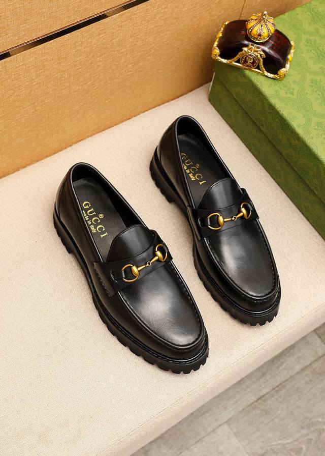 商品商标：GUCCI 古驰 休闲皮鞋正码码数: 39-44 38.45订制 商品材料：精选 进口头层小牛皮鞋面+经典五金扣，进口水染牛皮内里。强烈立体视觉效果，