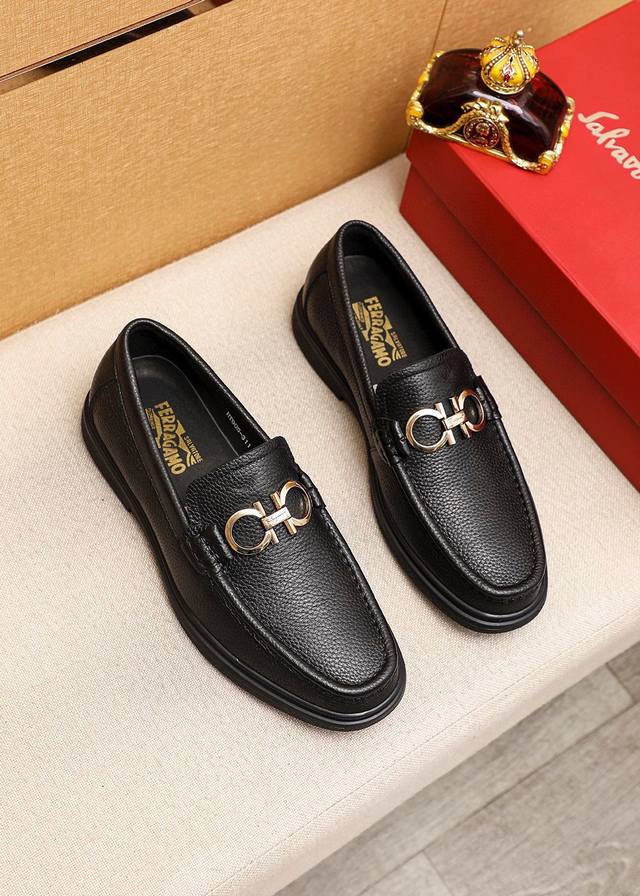 商品商标：Ferragamo 菲拉格慕 休闲皮鞋正码码数: 38-44 45订制 商品材料：精选 进口头层荔枝纹牛皮鞋面+奢华五金扣，进口水染牛皮内里。强烈立体