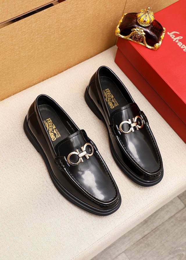 商品商标：Ferragamo 菲拉格慕 休闲皮鞋正码码数: 38-44 45订制 商品材料：精选 进口头层开边珠牛皮鞋面+奢华五金扣，进口水染牛皮内里。强烈立体