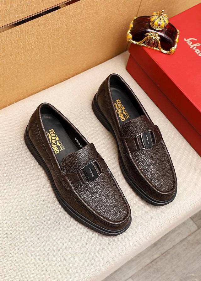 商品商标：Ferragamo 菲拉格慕 休闲皮鞋正码码数: 38-44 45订制 商品材料：精选 进口头层荔枝纹牛皮鞋面+奢华五金扣，进口水染牛皮内里。强烈立体