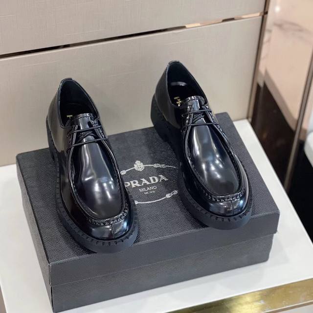 PRAD 顶级P: Size：38-44 45可定做 。 普拉达新款德比鞋，经典的男士乐福鞋－顶级品质呈现出新颖廓形与精致细节，设计风格涣散一新。这款鞋履甑选亮