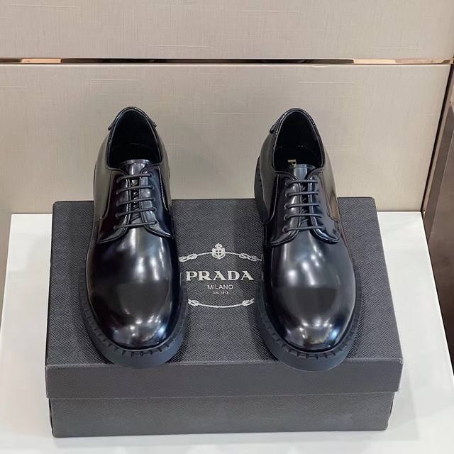 PRAD 顶级P: Size：38-44 45可定做 。 普拉达新款德比鞋，经典的男士乐福鞋－顶级品质呈现出新颖廓形与精致细节，设计风格涣散一新。这款鞋履甑选亮