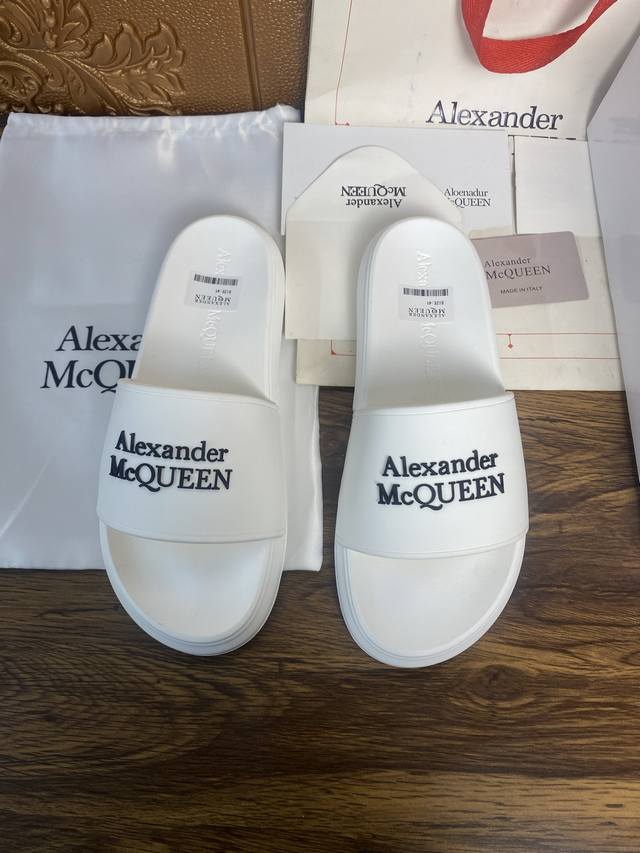 元 Alexander mcqueen 。麦昆拖鞋系列：高端品牌 3D制面，升级版大底，更轻便，防滑。市场顶级品质，潮人必备，夏季拖鞋的季节来了，穿起来超级唯美