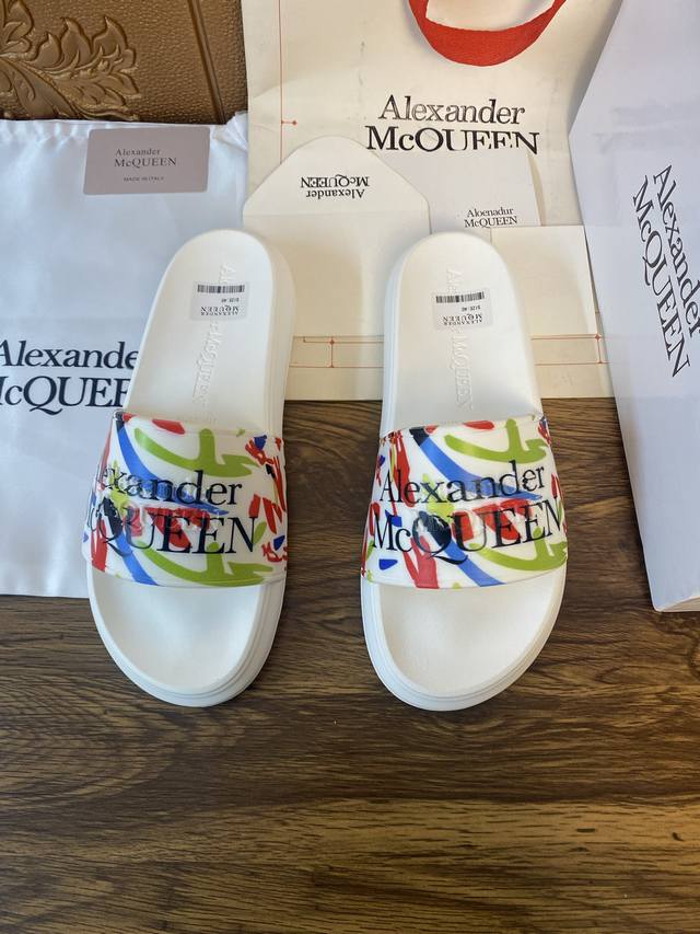 元 Alexander mcqueen 。麦昆拖鞋系列：高端品牌 3D制面，升级版大底，更轻便，防滑。市场顶级品质，潮人必备，夏季拖鞋的季节来了，穿起来超级唯美