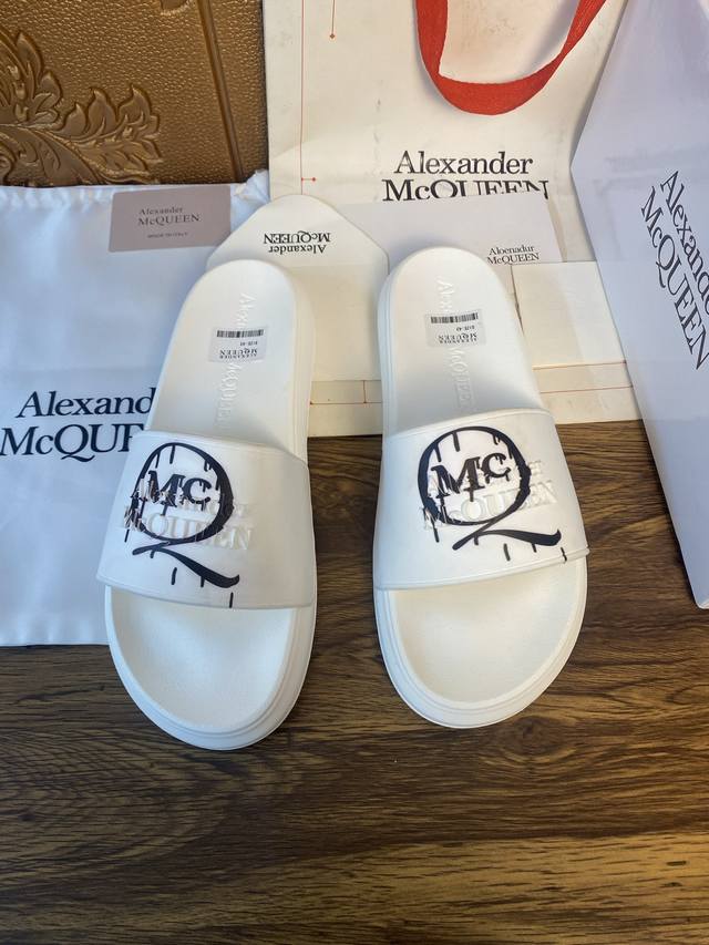 元 Alexander mcqueen 。麦昆拖鞋系列：高端品牌 3D制面，升级版大底，更轻便，防滑。市场顶级品质，潮人必备，夏季拖鞋的季节来了，穿起来超级唯美