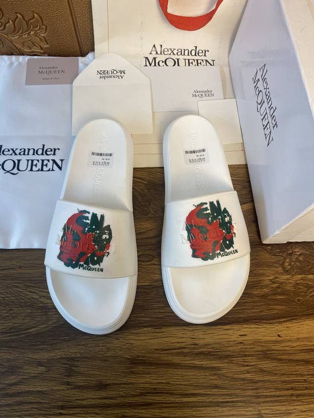 元 Alexander mcqueen 。麦昆拖鞋系列：高端品牌 3D制面，升级版大底，更轻便，防滑。市场顶级品质，潮人必备，夏季拖鞋的季节来了，穿起来超级唯美