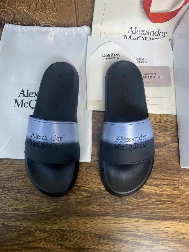 元 Alexander mcqueen 。麦昆拖鞋系列：高端品牌 3D制面，升级版大底，更轻便，防滑。市场顶级品质，潮人必备，夏季拖鞋的季节来了，穿起来超级唯美