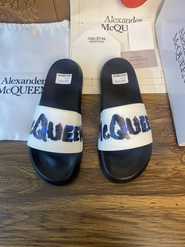 元 Alexander mcqueen 。麦昆拖鞋系列：高端品牌 3D制面，升级版大底，更轻便，防滑。市场顶级品质，潮人必备，夏季拖鞋的季节来了，穿起来超级唯美