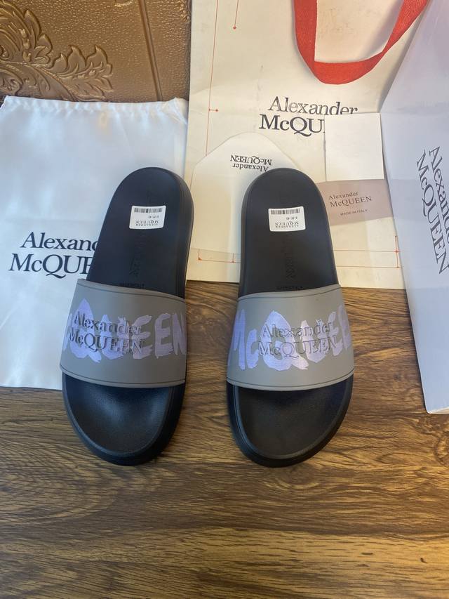 元 Alexander mcqueen 。麦昆拖鞋系列：高端品牌 3D制面，升级版大底，更轻便，防滑。市场顶级品质，潮人必备，夏季拖鞋的季节来了，穿起来超级唯美 - 点击图像关闭