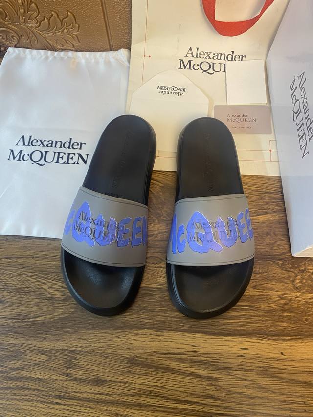 元 Alexander mcqueen 。麦昆拖鞋系列：高端品牌 3D制面，升级版大底，更轻便，防滑。市场顶级品质，潮人必备，夏季拖鞋的季节来了，穿起来超级唯美