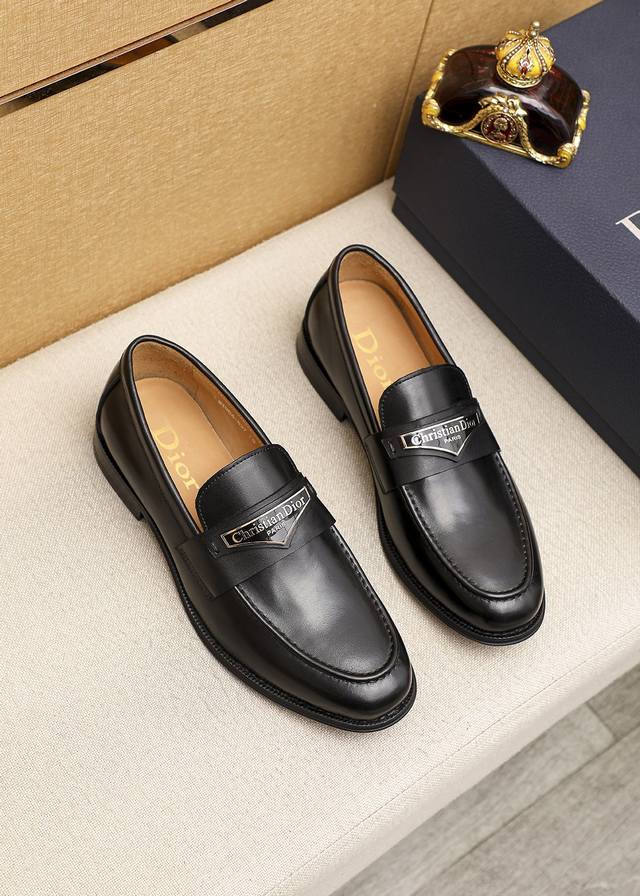 商品商标：Dior 迪奥 休闲皮鞋正码码数: 39-44 38.45.46订做 商品材料：精选 意大利进口头层小牛皮鞋面+经典五金扣，进口水染牛皮内里。强烈立体