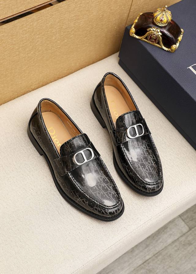 商品商标：Dior 迪奥 休闲皮鞋正码码数: 39-44 38.45.46订做 商品材料：精选 意大利进口头层开边珠牛皮鞋面+经典五金扣，进口水染牛皮内里。强烈