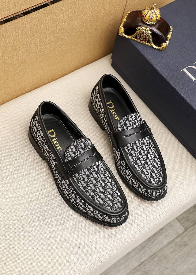 商品商标：Dior 迪奥 休闲皮鞋正码码数: 39-44 38.45.46订做 商品材料：精选 意大利进口头层小牛皮鞋面，进口水染牛皮内里。强烈立体视觉效果，原