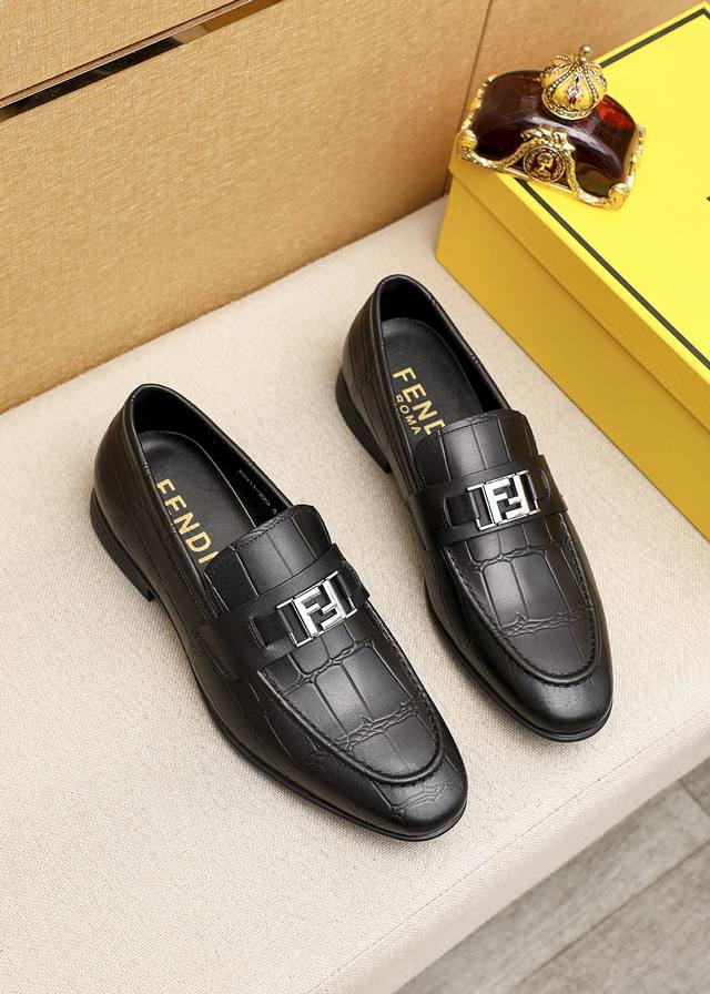 商品商标：FENDI 芬迪 休闲皮鞋正码码数: 39-44 38.45订制 商品材料：精选 进口头层小牛皮压花鞋面+奢华五金扣，进口牛皮内里。强烈立体视觉效果，