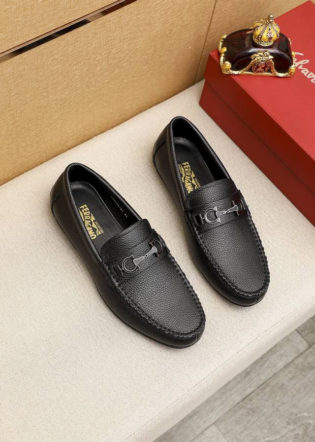 商品商标：Ferragamo 菲拉格慕 豆豆鞋正码码数: 39-44 38.45订制 商品材料：精选 进口荔枝纹牛皮鞋面+经典五金扣，进口猪皮内里。强烈立体视觉