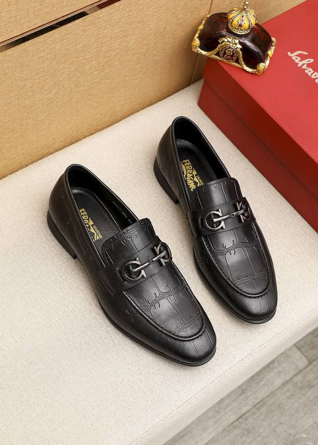 商品商标：Ferragamo 菲拉格慕 休闲皮鞋正码码数: 39-44 38.45订制 商品材料：精选 进口头层小牛皮压花鞋面+原版五金扣，进口水染牛皮内里。强