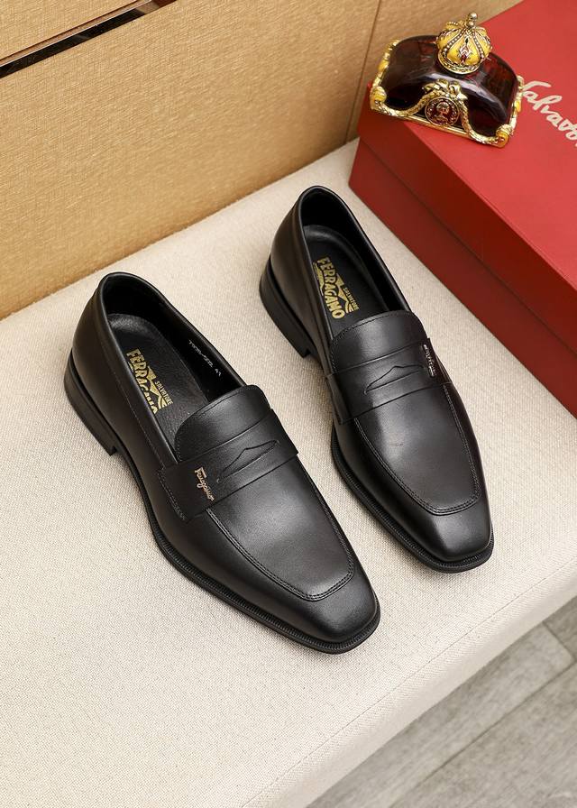 商品商标：Ferragamo 菲拉格慕 休闲皮鞋正码码数: 39-44 38.45订制 商品材料：精选 进口头层小牛皮鞋面，进口水染牛皮内里。强烈立体视觉效果，