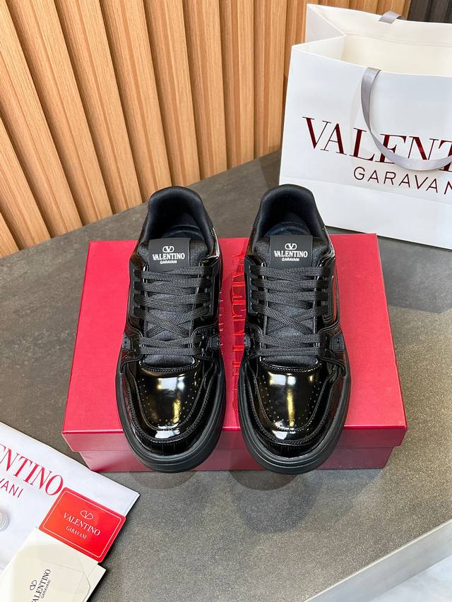 Valentino 顶级P: 情侣款，码数:35 44 45定做 华伦天奴 情侣款运动鞋系列Valentino 2025最新款情侣运动鞋 明星同款 火爆发售.