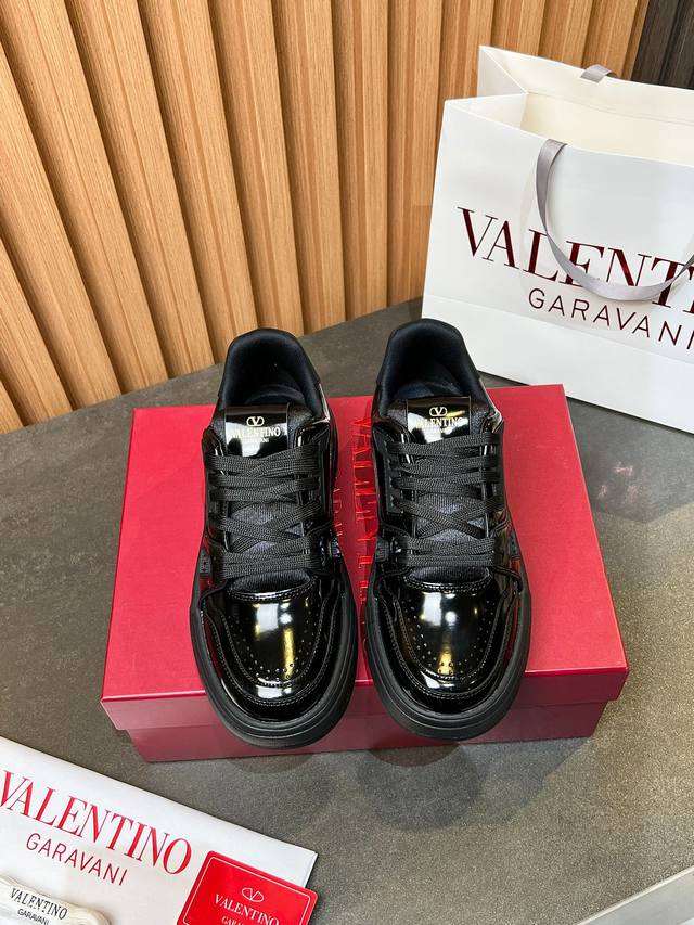 Valentino 顶级P: 情侣款，码数:35 44 45定做 华伦天奴 情侣款运动鞋系列Valentino 2025最新款情侣运动鞋 明星同款 火爆发售.