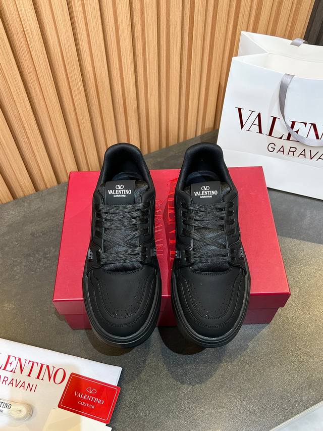 Valentino 顶级P: 情侣款，码数:35 44 45定做 华伦天奴 情侣款运动鞋系列Valentino 2025最新款情侣运动鞋 明星同款 火爆发售.