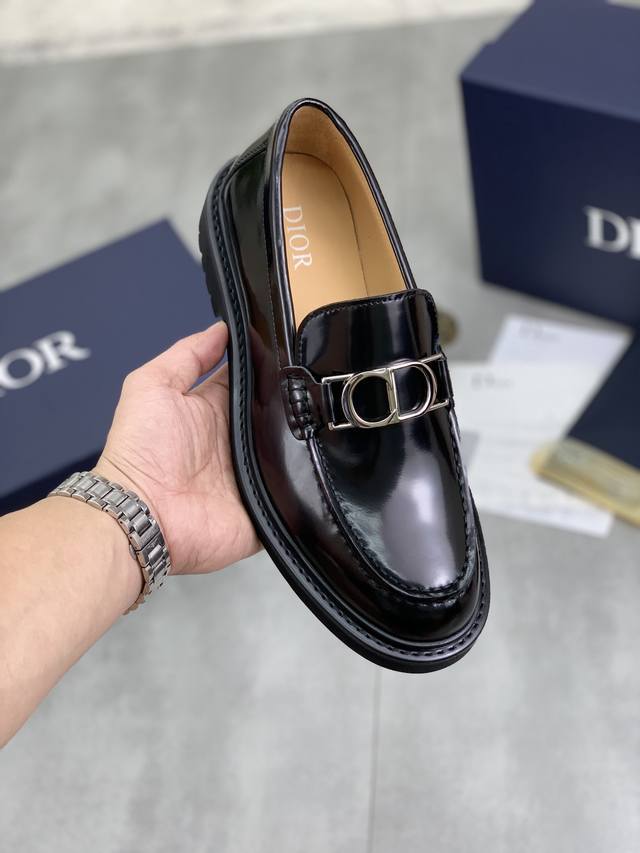 工厂价 实价 水染牛里 原单品质Dior .迪奥 原单代购、高端商务皮鞋、面料：采用意大利进口开边珠牛皮料水染牛里 牛皮里特供轻便专柜原版发泡大底、做工精细、实