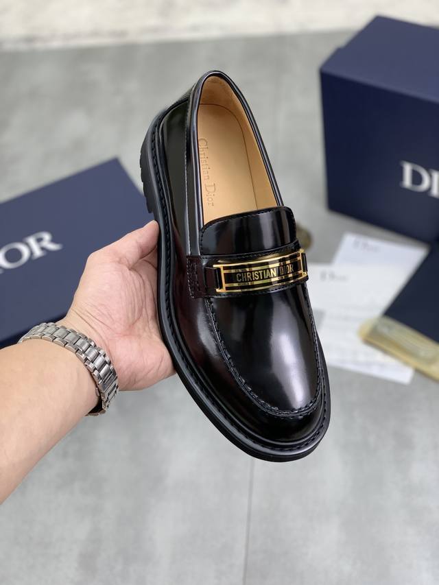 工厂价 实价 水染牛里 原单品质Dior .迪奥 原单代购、高端商务皮鞋、面料：采用意大利进口开边珠牛皮料水染牛里 牛皮里特供轻便专柜原版发泡大底、做工精细、实