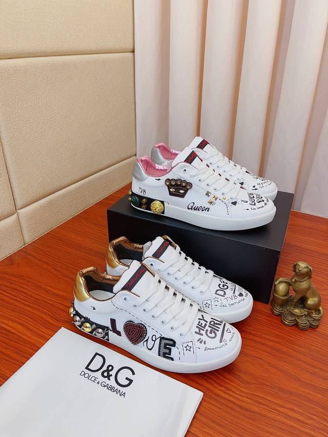 实价： Dolce＆Gabbana DG 3D手绘重工系列，原版进口头层牛皮羊皮内里，上脚轻便、舒适 、百搭、原版特供大底深受潮流男士的青睐欢迎对比品质精致奢华 - 点击图像关闭