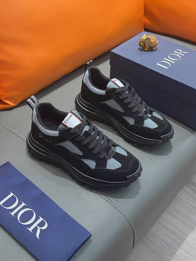 商品名称：DIOR 迪奥 正规码数: 38-44 休闲鞋 商品材料：精选 牛皮鞋面，柔软羊皮内里；原厂大底。