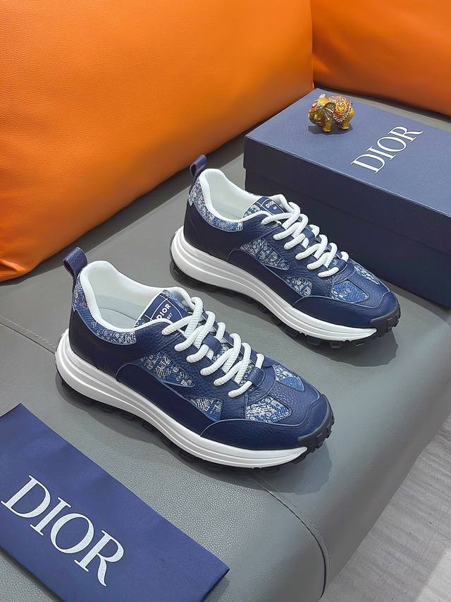 商品名称：DIOR 迪奥 正规码数: 38-44 休闲鞋 商品材料：精选 牛皮鞋面，柔软羊皮内里；原厂大底。