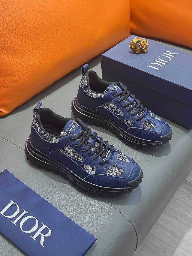 商品名称：DIOR 迪奥 正规码数: 38-44 休闲鞋 商品材料：精选 牛皮鞋面，柔软羊皮内里；原厂大底。