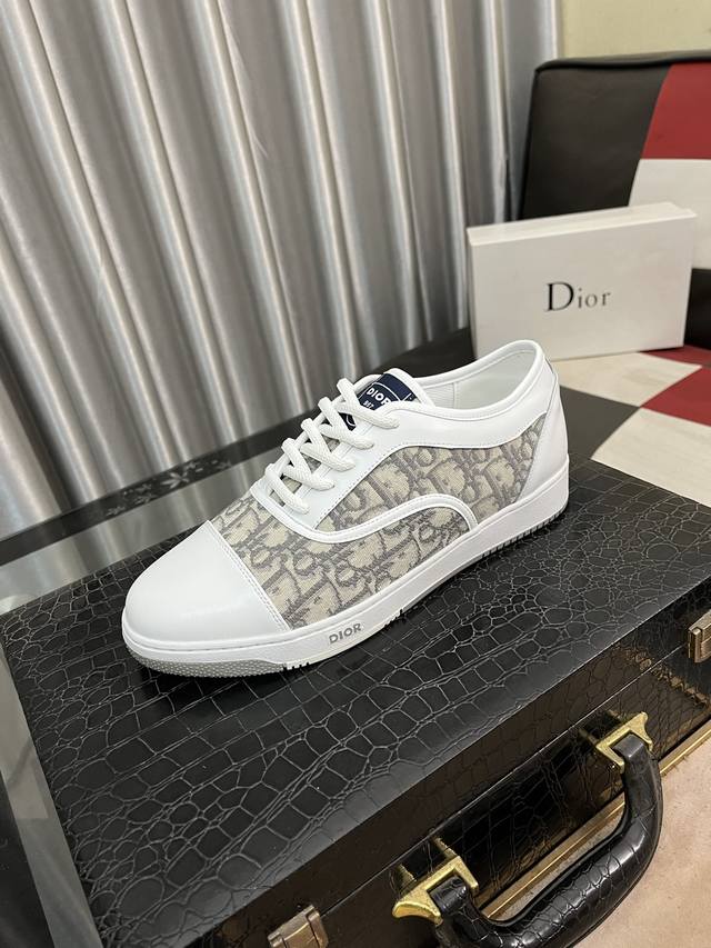 出厂价： Dior 迪奥 新款低帮高端精品，男士时尚休闲鞋，颇具特色，鞋面进口柔软牛皮+印花面料，一展设计格调，羊皮鞋垫，脚感柔软舒适，原版耐磨专用大底！Siz