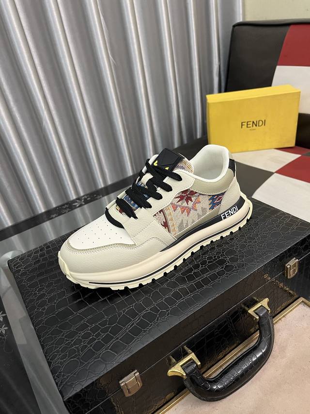 出厂价： Fendi 芬迪 男士新款高帮休闲鞋上市鞋身采用品牌专用压花皮，猪皮内里，透气不捂脚！时尚休闲鞋 大底超轻耐磨 尺码38-442色可选