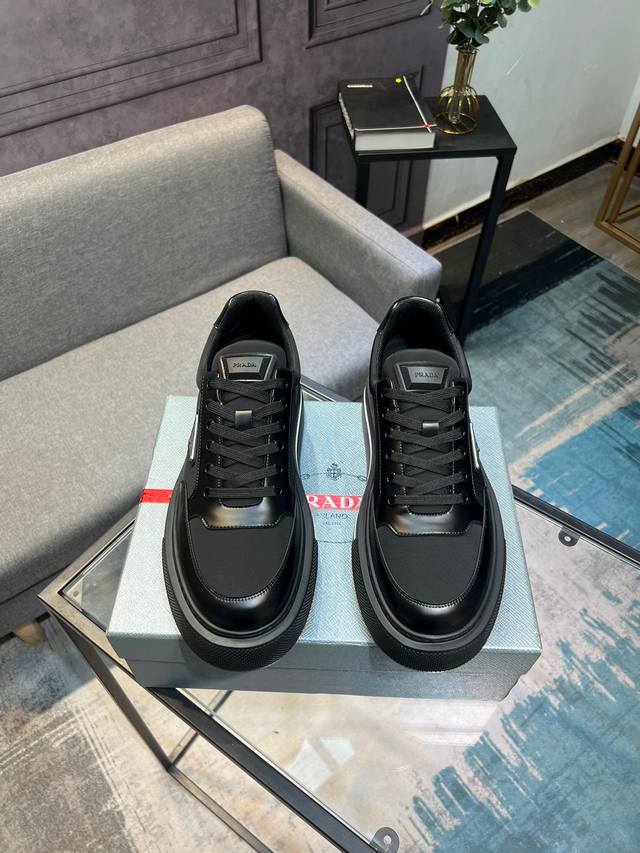 PRADA 普拉达 -高端品质 -鞋面：开边珠小牛皮、纳帕小牛皮、品牌金属扣件、品牌塑胶模块-内里：网布，垫脚；顶级牛皮-大底：超轻TPU原版大底-超高品控 做