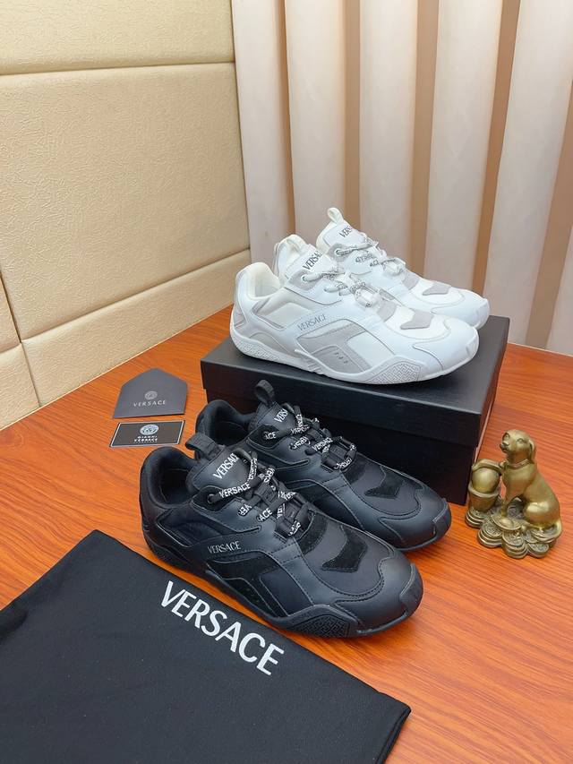 实价： VERSACE 范思哲时尚男鞋奢华品质，设计师在每一期都专业打造出范思哲每一款休闲鞋靴风格不一。鞋面采用意大利进口牛皮拼接，舒适羊里上脚舒适。给你高调奢