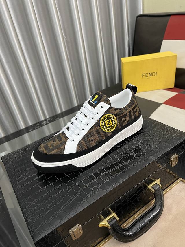 出厂价： Fendi 芬迪 男士最新款休闲鞋！专柜同步上市！全进口头层小牛皮制面，内里采用头层水染牛皮，原版原厂特供橡胶大底。引领时尚新概念。配码：38-442