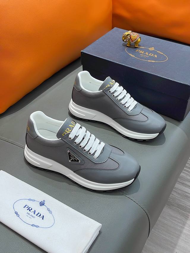 商品名称：PRADA 普拉达 正规码数: 38-44 休闲鞋 商品材料：精选 牛皮鞋面，柔软羊皮垫脚，原厂特供大底。