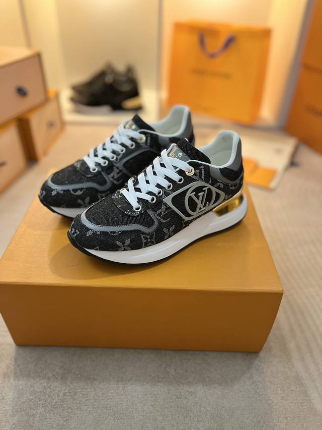 Louis Vuitton Neo Run Away系列，路易威登汲取经典跑鞋的设计精髓，Neo Run Away运动鞋以双色牛皮革升级品牌经典Run Away