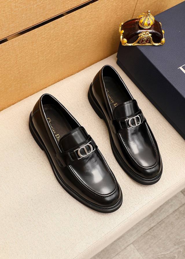 商品商标：Dior 迪奥 休闲皮鞋正码码数: 39-44 38.45订做 商品材料：精选 意大利进口头层开边珠牛皮鞋面+经典五金扣，进口水染牛皮内里。强烈立体视 - 点击图像关闭