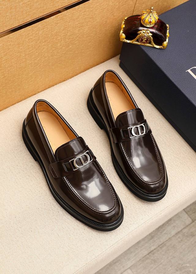 商品商标：Dior 迪奥 休闲皮鞋正码码数: 39-44 38.45订做 商品材料：精选 意大利进口头层开边珠牛皮鞋面+经典五金扣，进口水染牛皮内里。强烈立体视 - 点击图像关闭