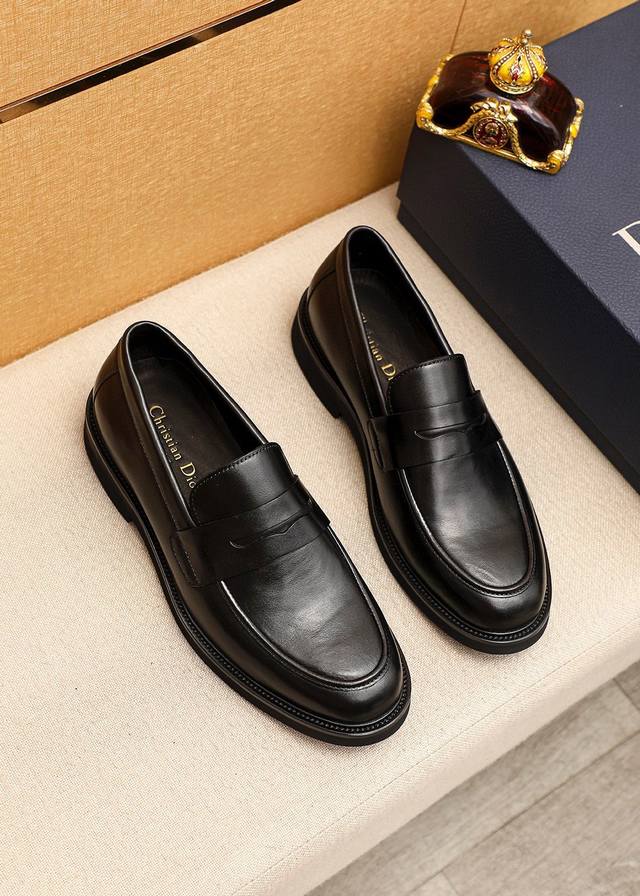 商品商标：Dior 迪奥 休闲皮鞋正码码数: 39-44 38.45订做 商品材料：精选 意大利进口头层小牛皮鞋面，进口水染牛皮内里。强烈立体视觉效果，原版大底