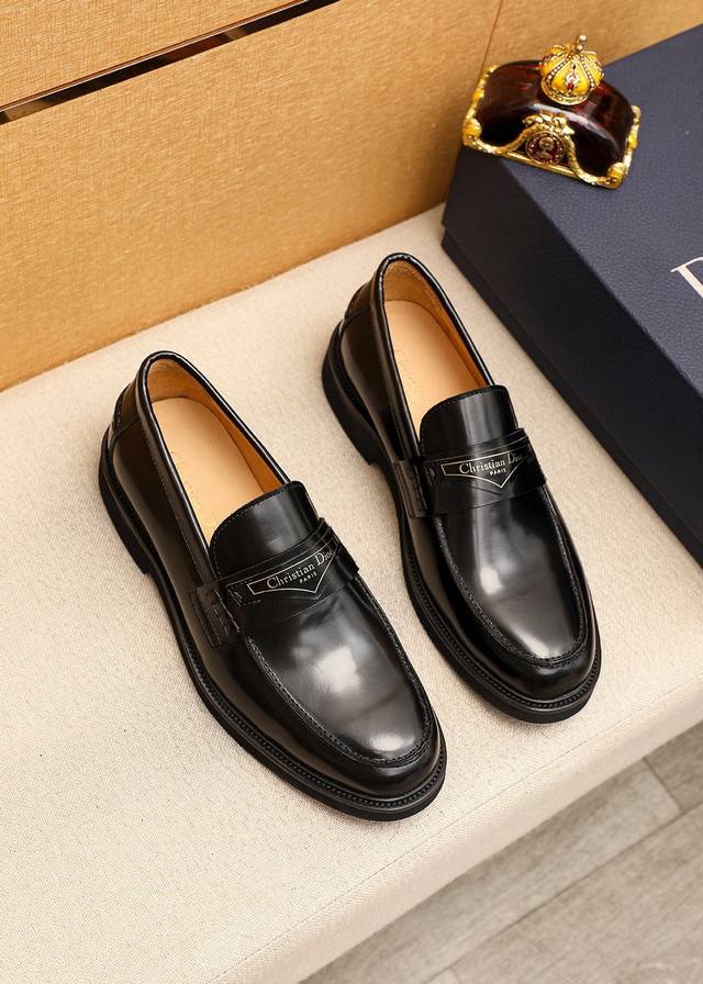 商品商标：Dior 迪奥 休闲皮鞋正码码数: 39-44 38.45订做 商品材料：精选 意大利进口头层开边珠牛皮鞋面+经典五金扣，进口水染牛皮内里。强烈立体视