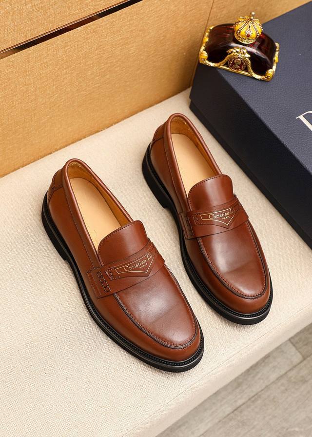 商品商标：Dior 迪奥 休闲皮鞋正码码数: 39-44 38.45订做 商品材料：精选 意大利进口头层小牛皮鞋面+经典五金扣，进口水染牛皮内里。强烈立体视觉效