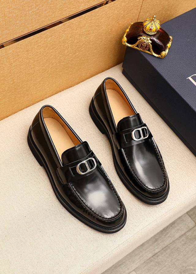 商品商标：Dior 迪奥 休闲皮鞋正码码数: 39-44 38.45订做 商品材料：精选 意大利进口头层开边珠牛皮鞋面+经典五金扣，进口水染牛皮内里。强烈立体视