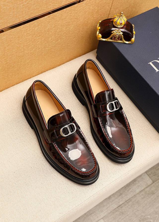 商品商标：Dior 迪奥 休闲皮鞋正码码数: 39-44 38.45订做 商品材料：精选 意大利进口头层开边珠牛皮鞋面+经典五金扣，进口水染牛皮内里。强烈立体视