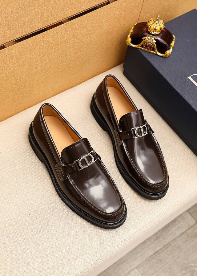 商品商标：Dior 迪奥 休闲皮鞋正码码数: 39-44 38.45订做 商品材料：精选 意大利进口头层开边珠牛皮鞋面+经典五金扣，进口水染牛皮内里。强烈立体视