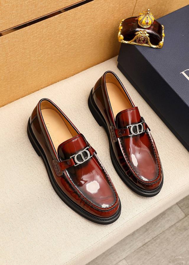 商品商标：Dior 迪奥 休闲皮鞋正码码数: 39-44 38.45订做 商品材料：精选 意大利进口头层开边珠牛皮鞋面+经典五金扣，进口水染牛皮内里。强烈立体视