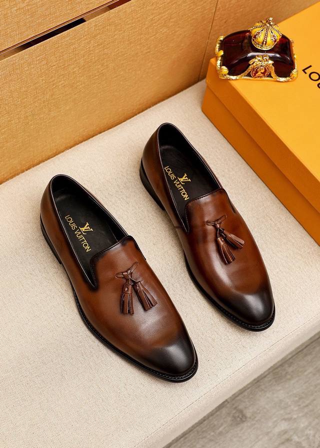 商品商标：LOUIS VUITTON 路易威登 休闲皮鞋正码码数: 38-44 38.45.46订制 商品材料：精选 进口头层小牛皮鞋面，进口头层牛皮内里。强烈