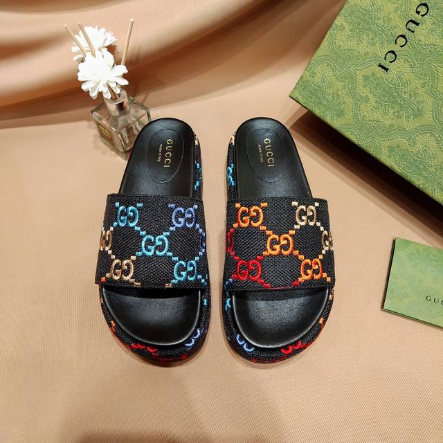 刺绣款 Gucci 2025ss春夏新款情侣同款Gucci颇具代表性的传统精髓，经以明艳色调亮眼演绎，GG标识为这款厚底鞋增添瞩目焦点。鞋底运用浮雕式设计突显G